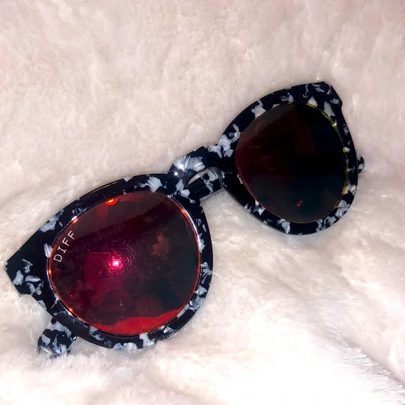 DIFF Dime II Sunglasses DIFF Dime II Tortoise Sunglasses – The Saved Collection main image 3